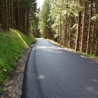 Straße mit Wasserrinne